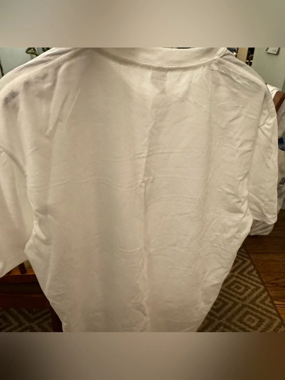 New Women in a Hat White Pearl Graphic Tee Size XL